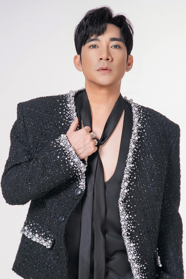 Sao nam Vbiz vướng tin yêu đồng giới quản lý: Từng nhận cát-xê 50 nghìn, nay có 13 căn nhà và biệt thự 20 tỷ, đại gia tặng đất 2.500m2- Ảnh 7.