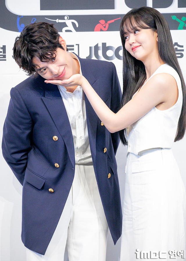 Visual gây sốc của Park Bo Gum ở họp báo phim mới: Visual gây sốc của Park Bo Gum ở họp báo phim mới: