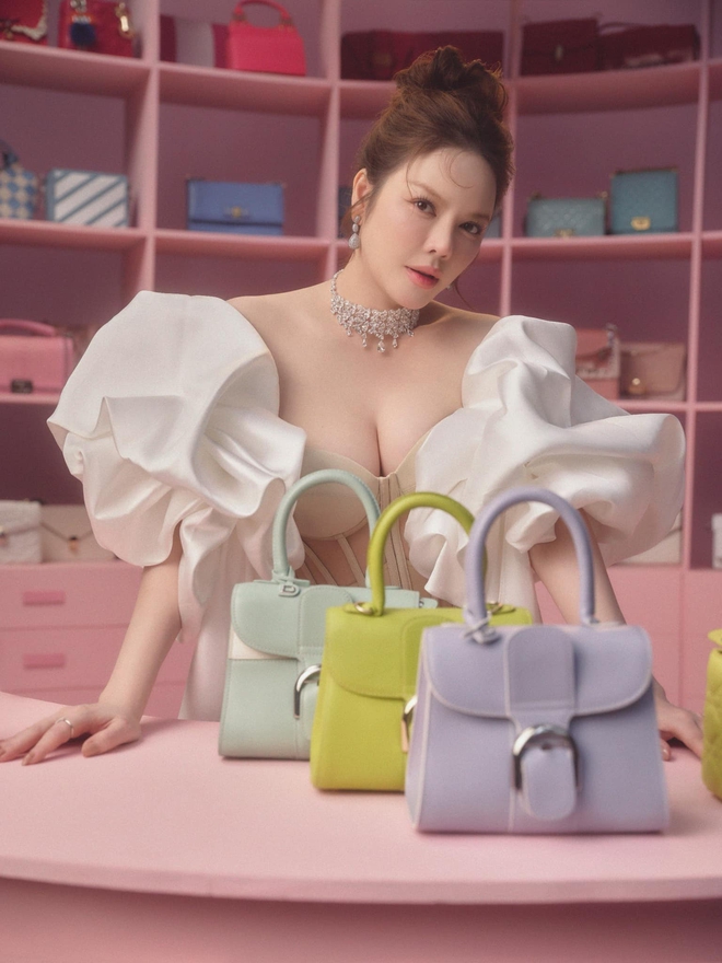 Choáng ngợp trước sự giàu có của “chị đại kim cương Vbiz”: Hàng hiệu phủ kín các kệ, có 1 Choáng ngợp trước sự giàu có của “chị đại kim cương Vbiz”: Hàng hiệu phủ kín các kệ, có 1