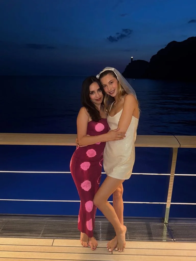 Ái nữ nhà Steve Jobs hưởng trăng mật xa hoa trên siêu du thuyền giá hơn 3 nghìn tỷ cùng gia đình- Ảnh 7. Ái nữ nhà Steve Jobs hưởng trăng mật xa hoa trên siêu du thuyền giá hơn 3 nghìn tỷ cùng gia đình- Ảnh 7.