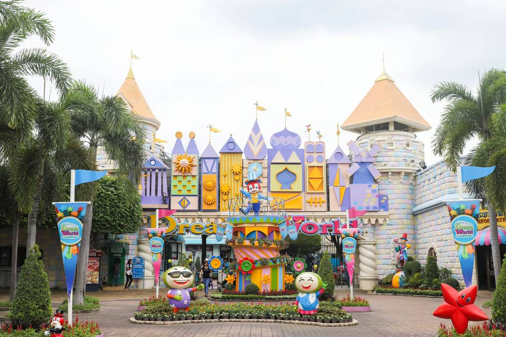 Công viên gây phẫn nộ khi lắp gương 2 chiều trong WC, cho phép đàn ông vừa đi vệ sinh vừa ngắm phụ nữ- Ảnh 2. Công viên gây phẫn nộ khi lắp gương 2 chiều trong WC, cho phép đàn ông vừa đi vệ sinh vừa ngắm phụ nữ- Ảnh 2.