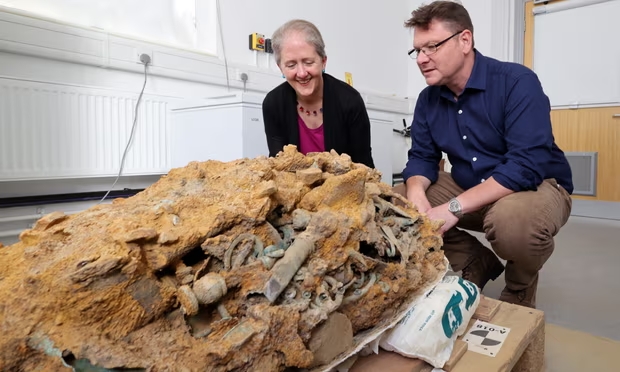 Phát hiện kho báu thời kỳ đồ sắt có thể viết lại lịch sử nước Anh- Ảnh 3. Phát hiện kho báu thời kỳ đồ sắt có thể viết lại lịch sử nước Anh- Ảnh 3.