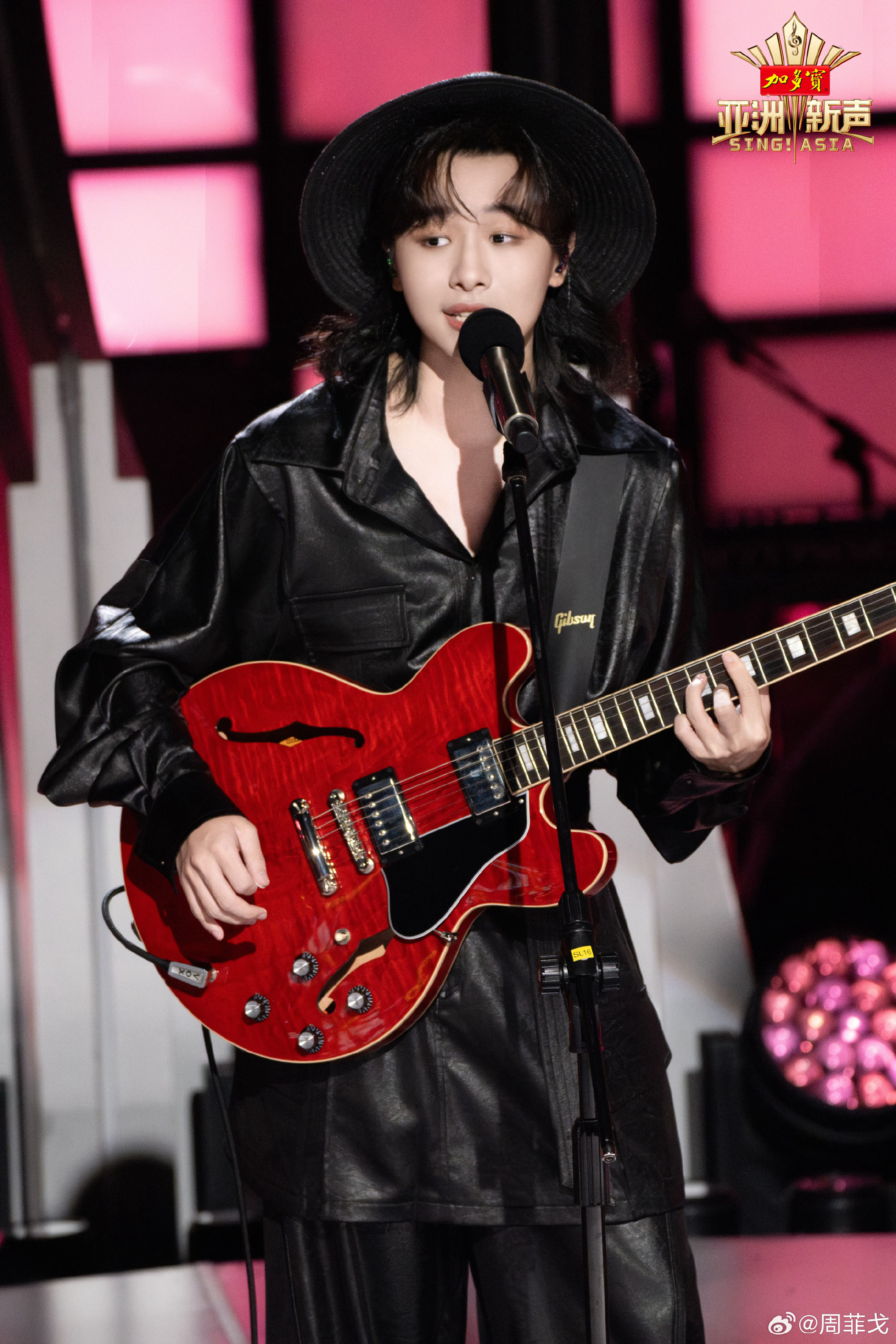 Xuất hiện 1 nam ca sĩ Trung Quốc