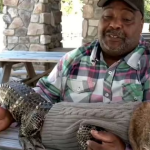 Mang cá sấu 'chữa lành' vào siêu thị Mỹ, người đàn ông bị từ chối gây tranh cãi 432446 1 11000201 1757835207669 17578352078671424211485 12 34 438 716 crop 17578352495721198762593png