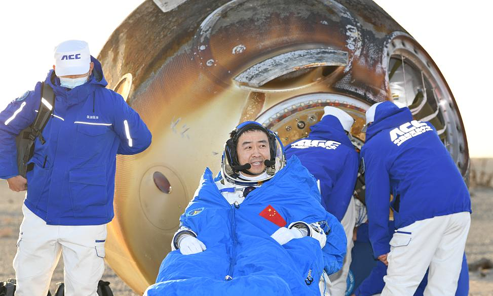 Trở về Trái đất sau 204 ngày ở ngoài vũ trụ rồi mắc kẹt vì 1 mảnh rác, phi hành gia thốt lên 3 câu đáng suy ngẫm- Ảnh 3.