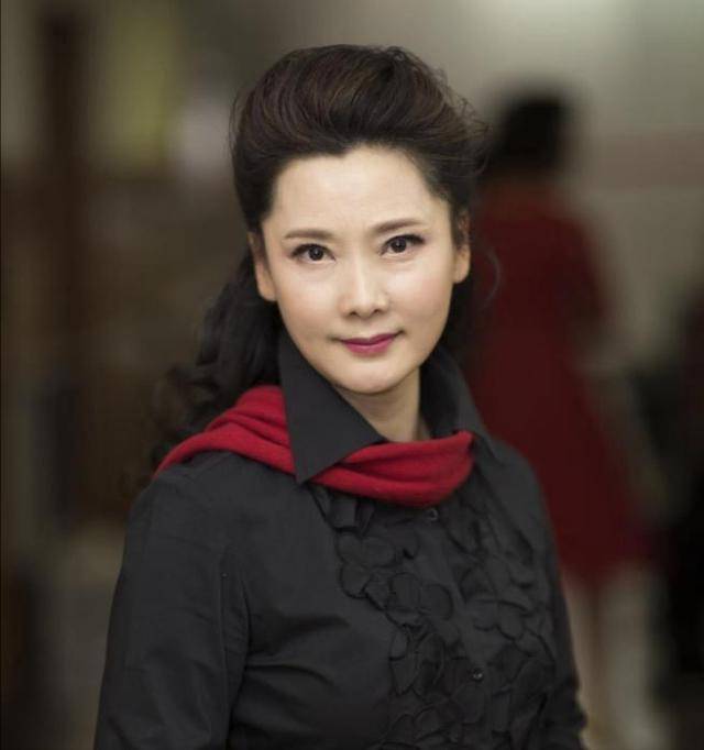 4 quý bà màn ảnh Hoa ngữ: Đẹp từ thần thái, sang từ cốt cách, không ai