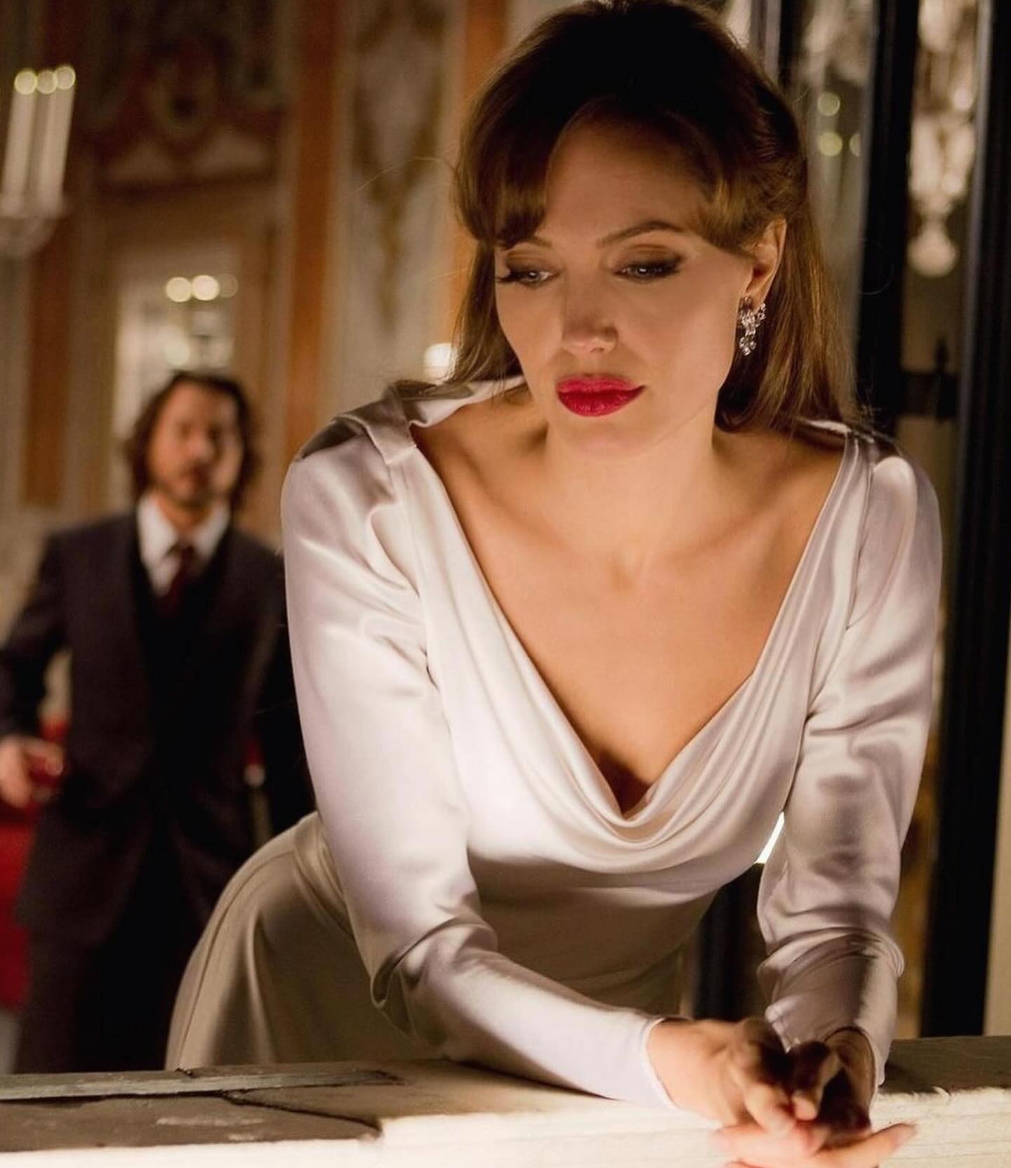 Angelina Jolie năm 35 tuổi từng đóng một vai mà cốt cách quý cô thanh lịch tràn ngập từng khung hình, khiến nam chính say mê không rời- Ảnh 13.