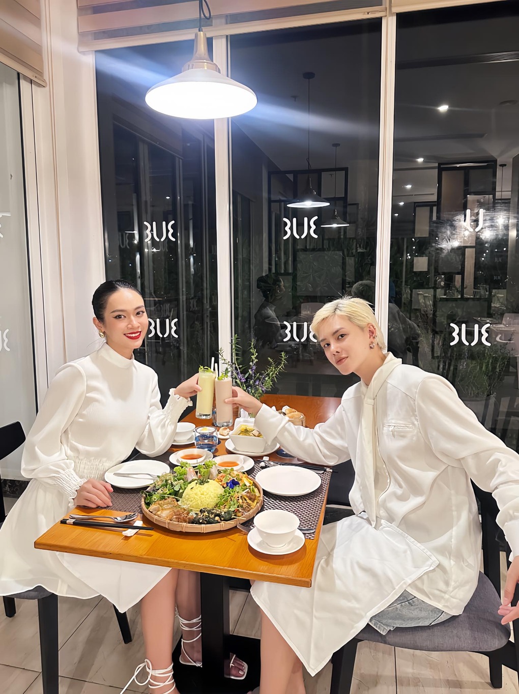 Showbiz Việt có thêm 1 cặp chị - em đồng giới hẹn hò?- Ảnh 8. Showbiz Việt có thêm 1 cặp chị - em đồng giới hẹn hò?- Ảnh 8.