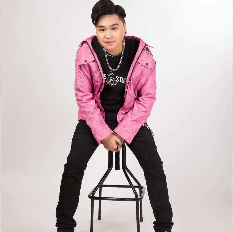 Vẻ ngoài bụi bặm, bên trong ấm áp ở tuổi 33 của nam ca sĩ lấy vợ lỡ một lần đò, có 2 con riêng- Ảnh 1.