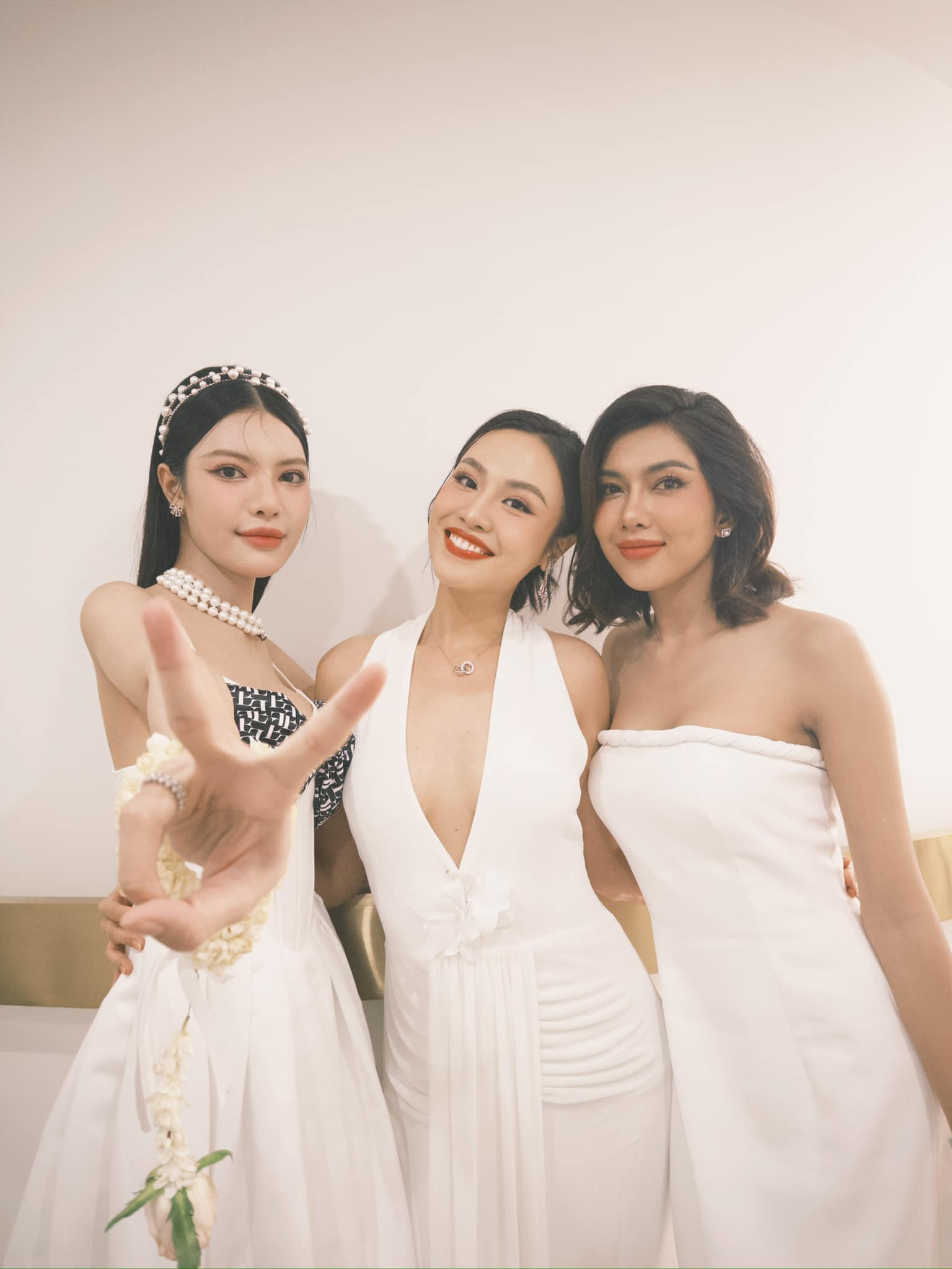 Căng: Phát hiện 2 nàng hậu Vbiz bỏ theo dõi nhau, màn đáp trả sau đó ngập Căng: Phát hiện 2 nàng hậu Vbiz bỏ theo dõi nhau, màn đáp trả sau đó ngập