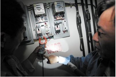 Vắng nhà 6 ngày nhưng công tơ điện vẫn nhảy số, tăng hơn 100 kWh, gia chủ gọi người đến kiểm tra thì được thông báo: