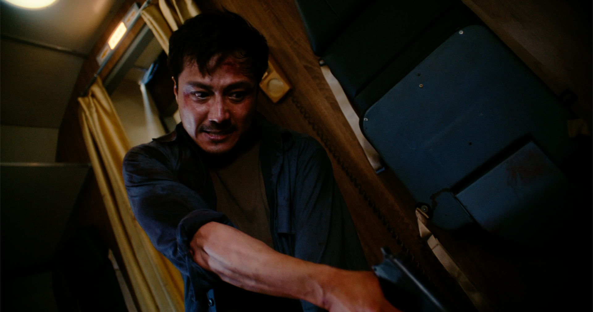 Tử Chiến Trên Không tung trailer cực căng: Thái Hòa tàn bạo chưa từng thấy, đẫm máu đến từng khung hình- Ảnh 4. Tử Chiến Trên Không tung trailer cực căng: Thái Hòa tàn bạo chưa từng thấy, đẫm máu đến từng khung hình- Ảnh 4.