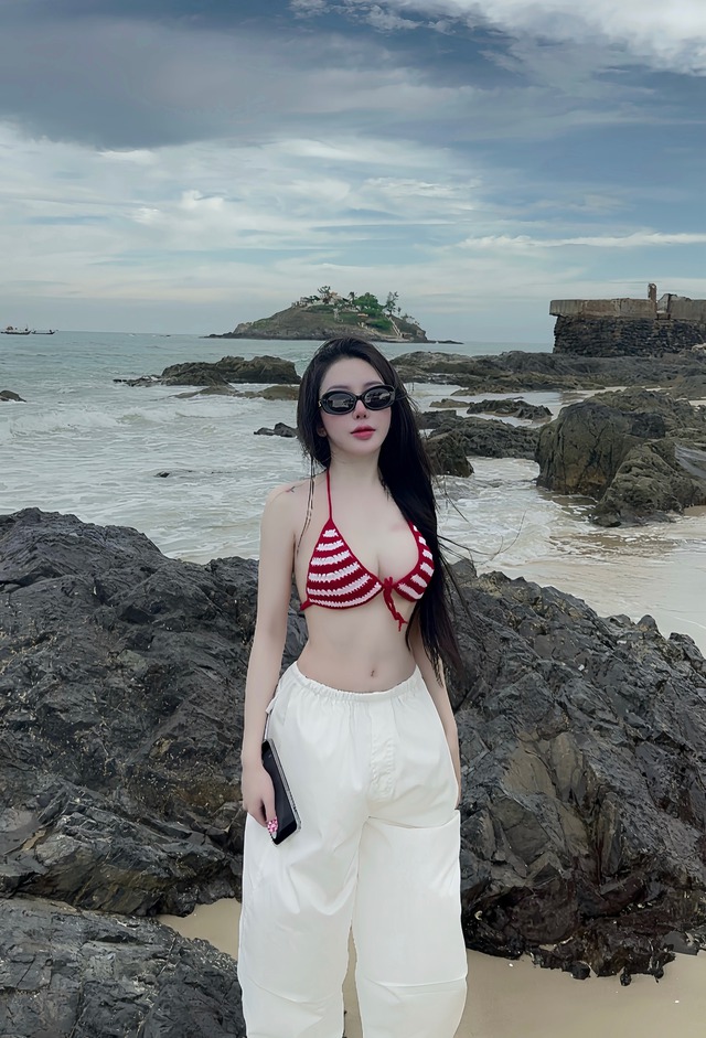 Chân dung nữ streamer bất ngờ xuất hiện trên live của Ngọc Kem tố ViruSs, giao diện