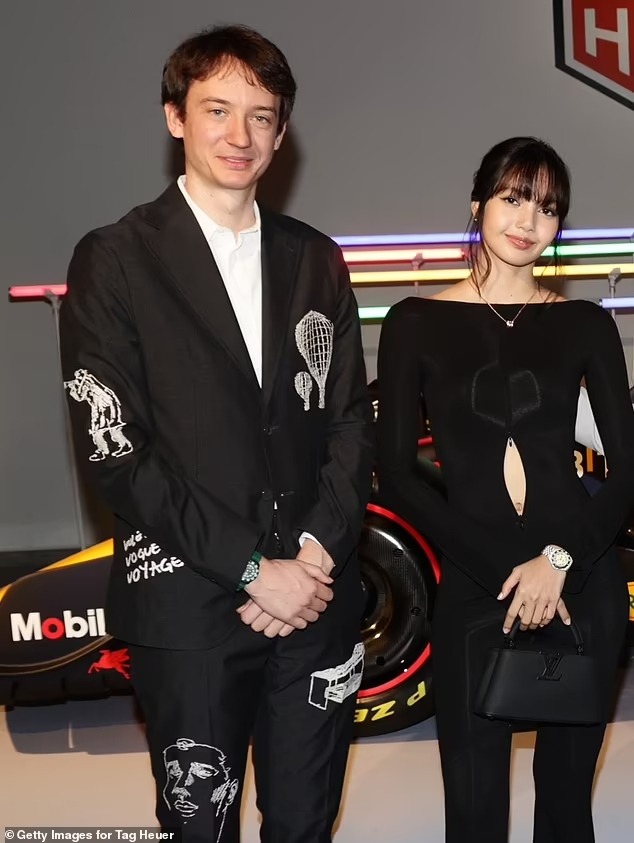 Bạn trai Lisa (BLACKPINK) làm gì bên Jisoo thế này?- Ảnh 5. Bạn trai Lisa (BLACKPINK) làm gì bên Jisoo thế này?- Ảnh 5.