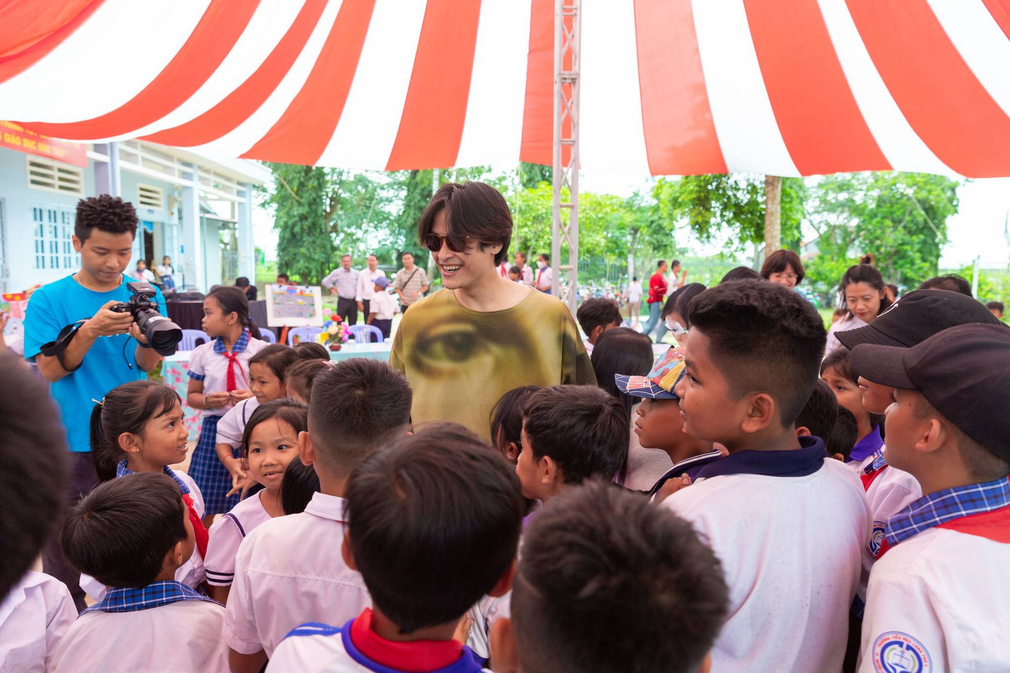 Hà Anh Tuấn tiết lộ 3 cuộc hội thoại gây xúc động mạnh khi gặp các bệnh nhi ung thư ngày giáp Tết- Ảnh 3. Hà Anh Tuấn tiết lộ 3 cuộc hội thoại gây xúc động mạnh khi gặp các bệnh nhi ung thư ngày giáp Tết- Ảnh 3.