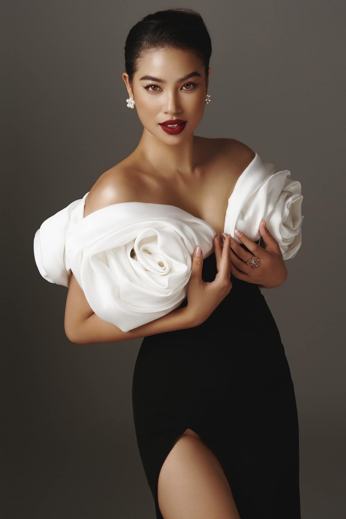 Hoa hậu Phạm Hương về Việt Nam giữa lúc chồng đại gia lộ dấu hiệu lạ?- Ảnh 1.