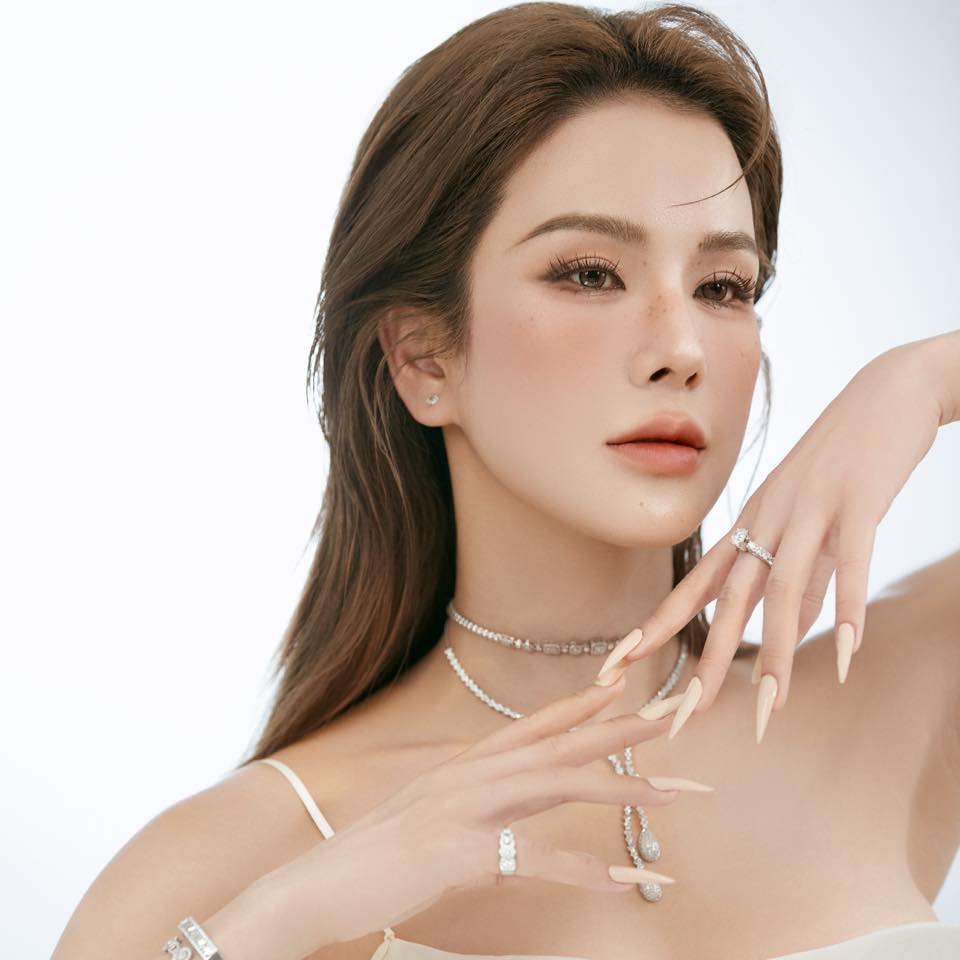 Diệp Lâm Anh đăng tâm thư giữa đêm: