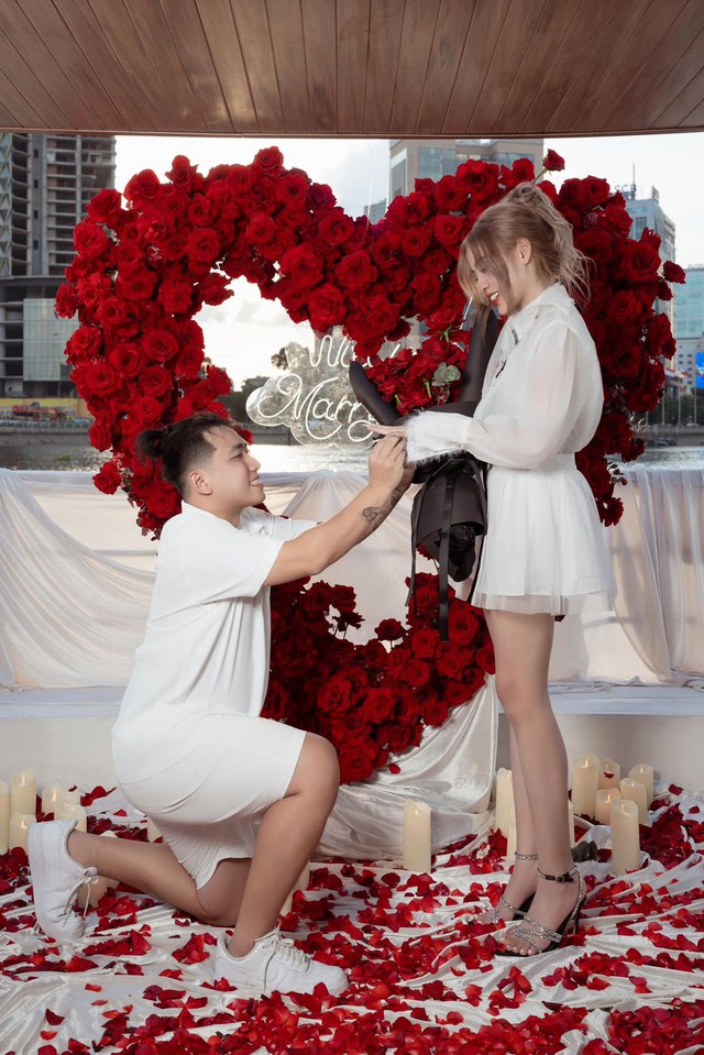 "Hot girl trứng rán" thừa nhận bản thân chính là người lên kế hoạch cầu hôn chồng giám đốc 45512299775858373648784345960672422247438801n 17237245921331577157529 1742019218662 17420192191091661537782