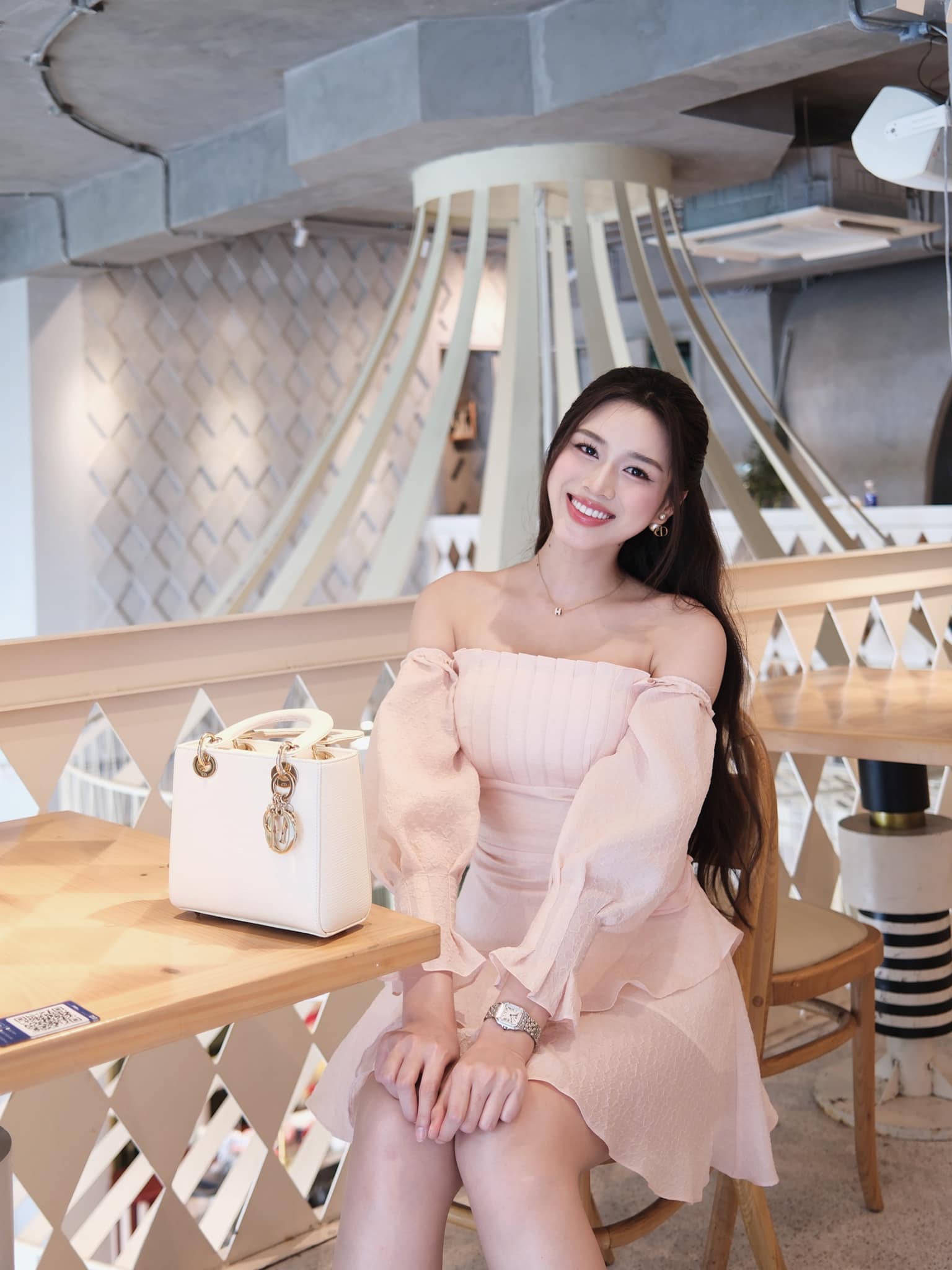 Hoa hậu Việt Nam phản ứng thế nào hậu lộ ảnh hẹn hò và nghi sắp cưới thiếu gia?- Ảnh 6. Hoa hậu Việt Nam phản ứng thế nào hậu lộ ảnh hẹn hò và nghi sắp cưới thiếu gia?- Ảnh 6.