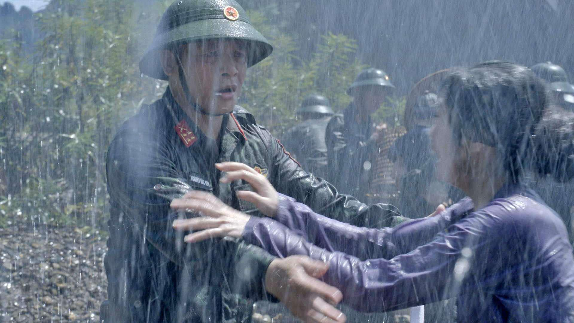 Sản phụ sắp sinh mắc kẹt trong mưa lũ, nước dâng tận nóc nhà, xem cảnh bộ đội giải cứu mà thắt lòng- Ảnh 1.