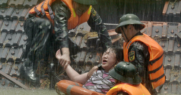 Sản phụ sắp sinh mắc kẹt trong mưa lũ, nước dâng tận nóc nhà, xem cảnh bộ đội giải cứu mà thắt lòng 28 Sản phụ sắp sinh mắc kẹt trong mưa lũ, nước dâng tận nóc nhà, xem cảnh bộ đội giải cứu mà thắt lòng 45933784010225763202693484516125 1759938809690 17599388099441498560949 75 0 1080 1920 crop 1759938853969308460963png