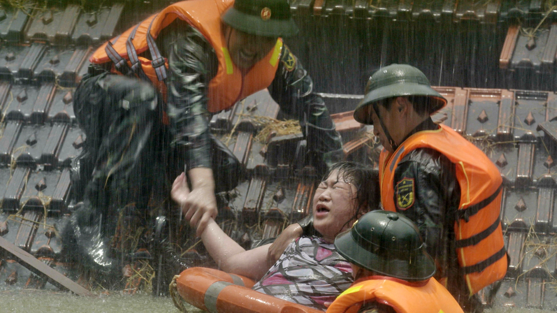 Sản phụ sắp sinh mắc kẹt trong mưa lũ, nước dâng tận nóc nhà, xem cảnh bộ đội giải cứu mà thắt lòng- Ảnh 6.