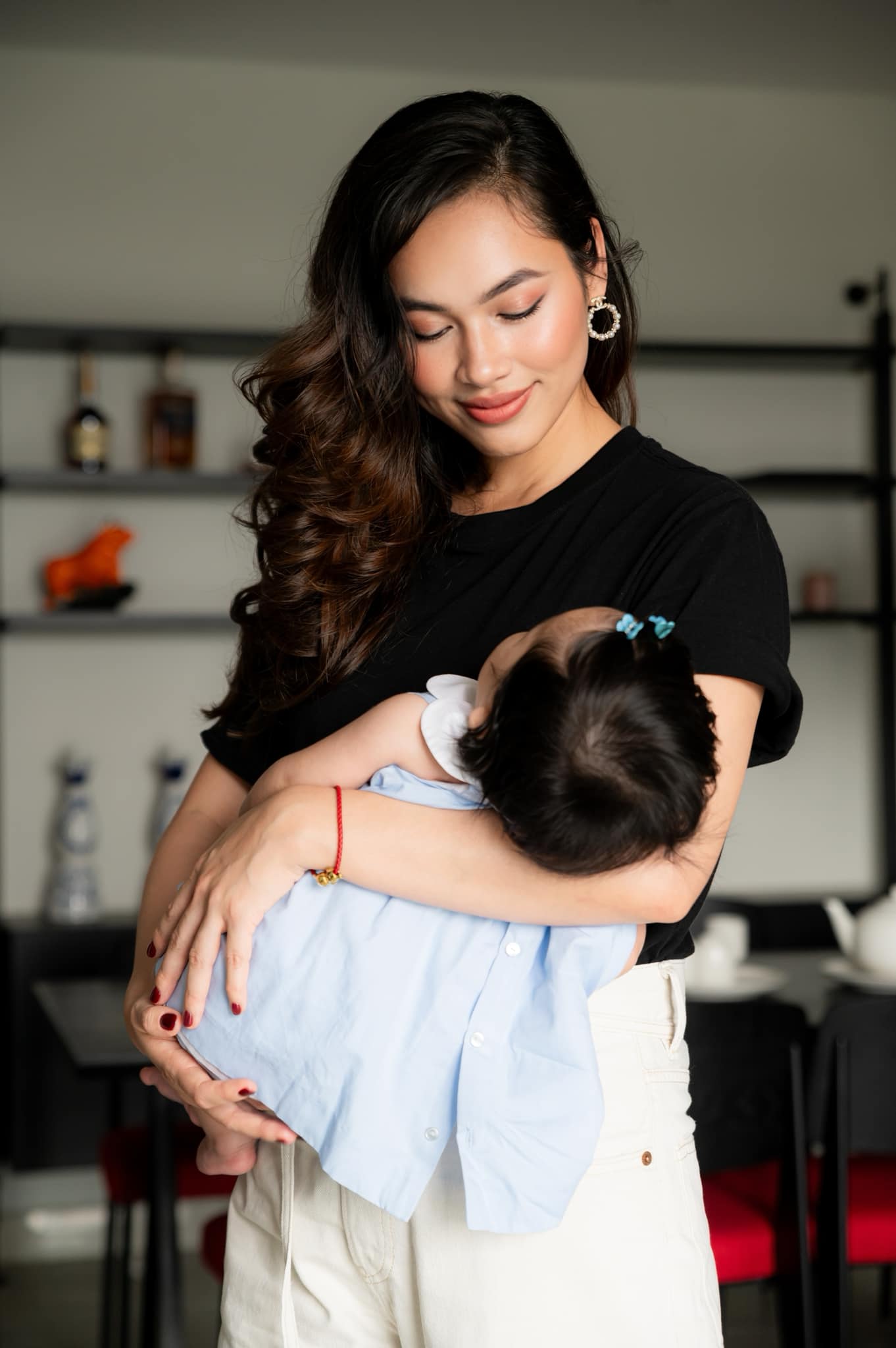 Sao nữ Vbiz vượt cạn đầy gian nan: Chậm 1 tuần vẫn chưa có dấu hiệu sinh, đau đẻ 12 tiếng tới mức bủn rủn tay chân- Ảnh 3.