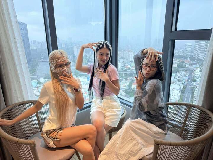 Lý do bạn gái đạo diễn Nguyễn Quang Dũng gây sốt tại