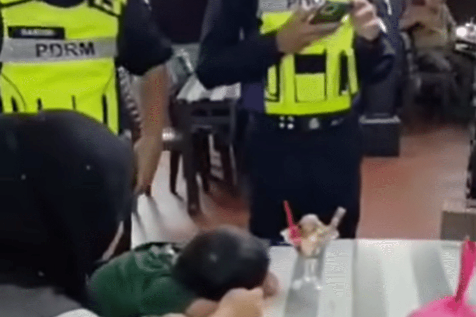 Cậu bé 5 tuổi bị bỏ lại tại nhà hàng, 1 tiếng rưỡi sau gia đình mới phát hiện ra- Ảnh 1. Cậu bé 5 tuổi bị bỏ lại tại nhà hàng, 1 tiếng rưỡi sau gia đình mới phát hiện ra- Ảnh 1.