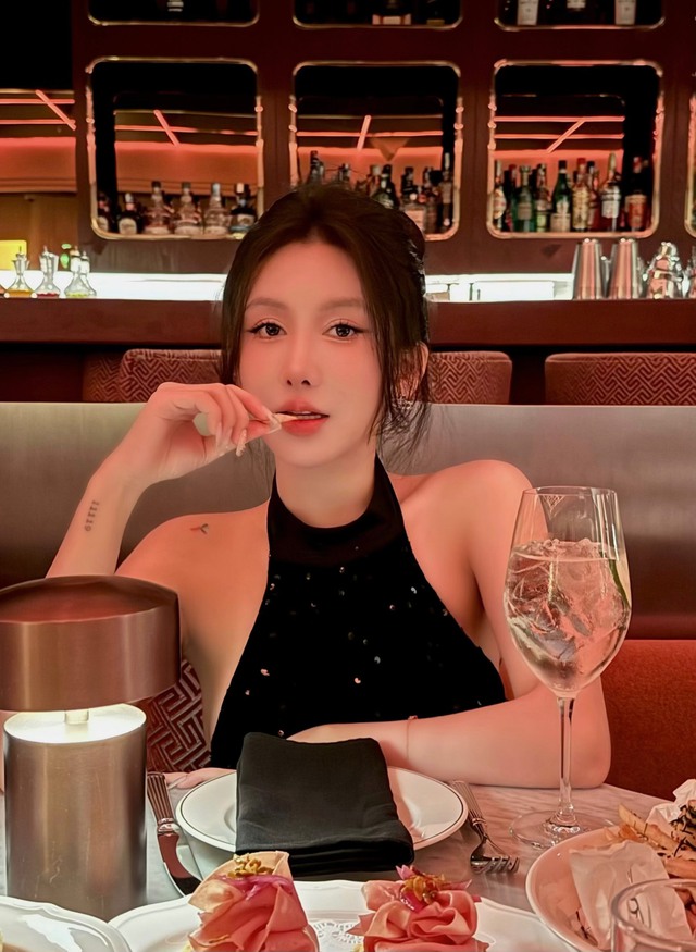 Chân dung nữ streamer bất ngờ xuất hiện trên live của Ngọc Kem tố ViruSs, giao diện