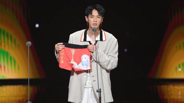 Nam Diễn Viên Kha Chấn Đông Gây Sốt Với Chiếc "Quần In Hình Vợ Frieren" Tại Giải Golden Bell Đài Loan 464066091 505313265826167 8685832302825273348 n ozsqjpg