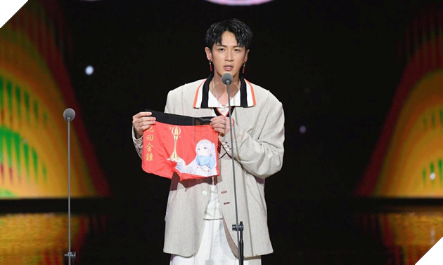 Nam Dien Vien Kha Chan Dong Gay Sot Voi Chiec Nam Diễn Viên Kha Chấn Đông Gây Sốt Với Chiếc Quần In Hình Vợ Frieren Tại Giải Golden Bell Đài Loan