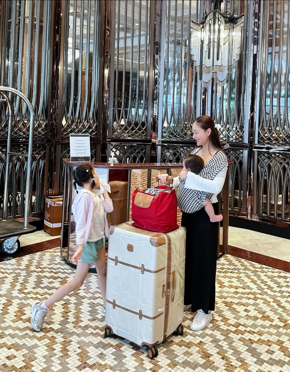 Lan Phương chi 1 tỷ/năm để nuôi con, 2 ái nữ đều học trường quốc tế, được mẹ địu đi du lịch khắp thế giới- Ảnh 5. Lan Phương chi 1 tỷ/năm để nuôi con, 2 ái nữ đều học trường quốc tế, được mẹ địu đi du lịch khắp thế giới- Ảnh 5.