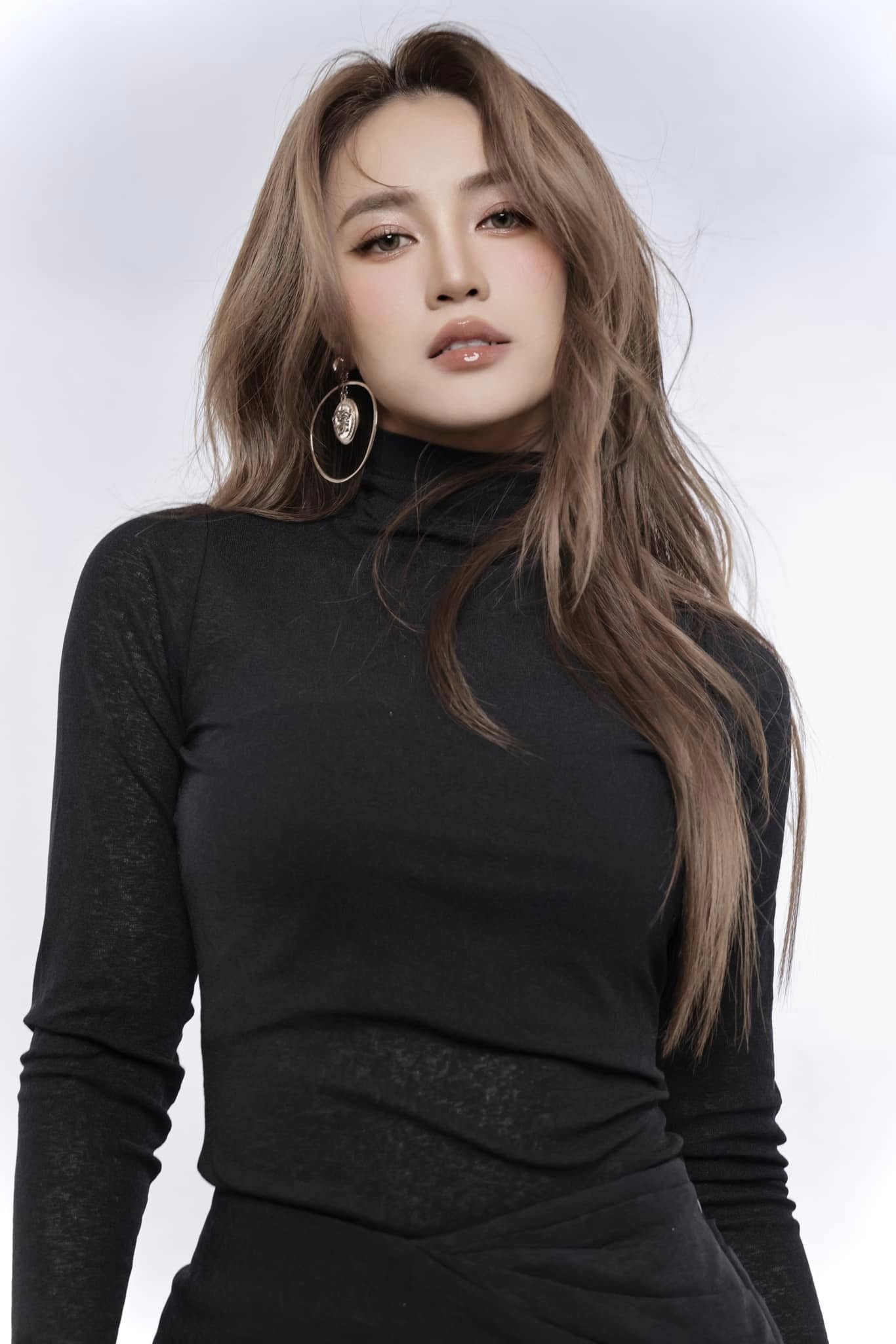 Ninh Dương Lan Ngọc hở bạo với bikini cắt xẻ cực cháy, vòng 1 lấp ló