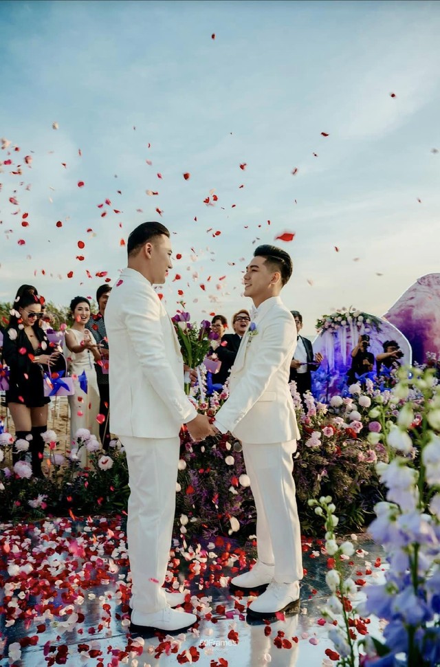 Cặp đôi đồng giới chịu chi nhất Vbiz: Tổ chức đám cưới