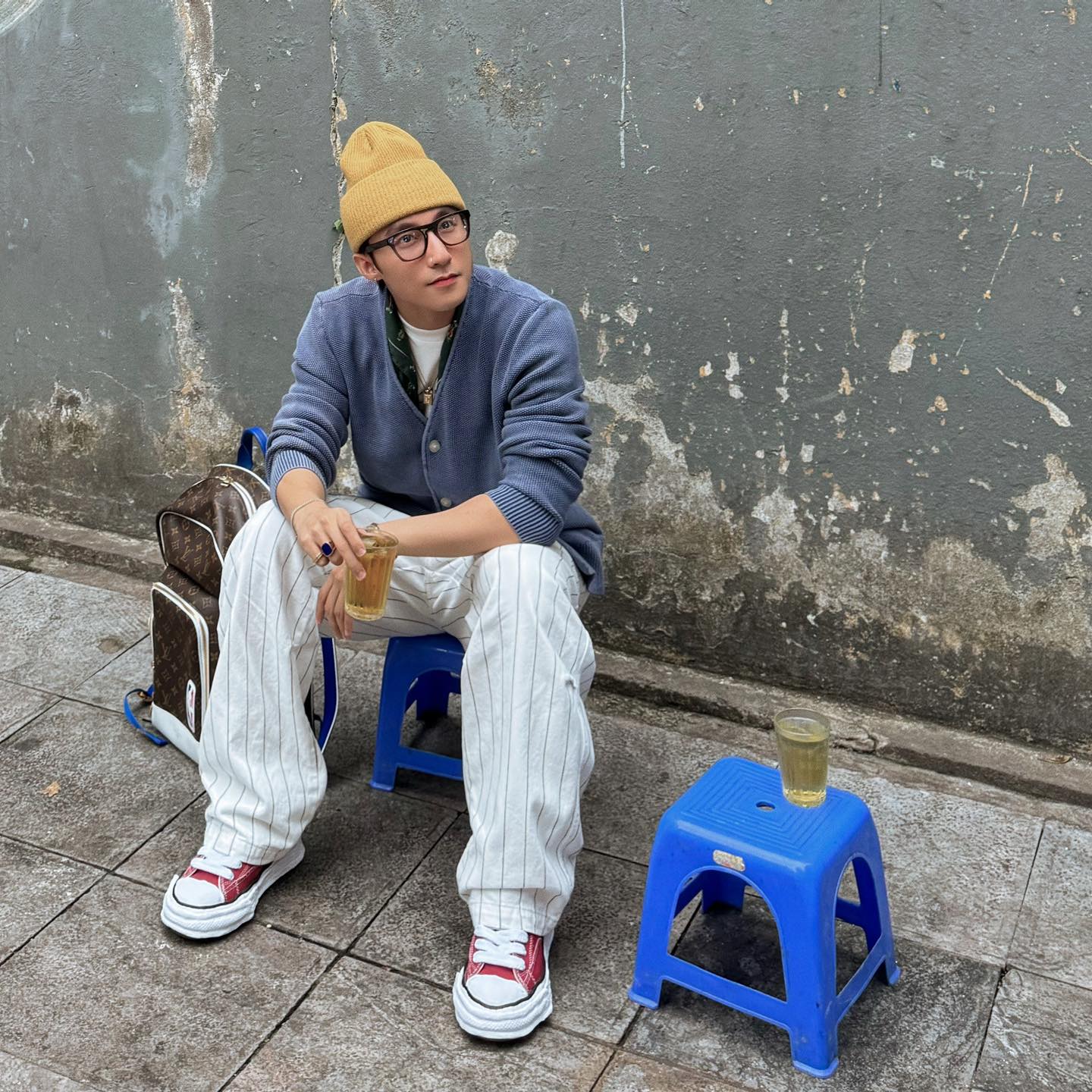 HOT: Sơn Tùng đi cafe bệt Nhà thờ Đức Bà,