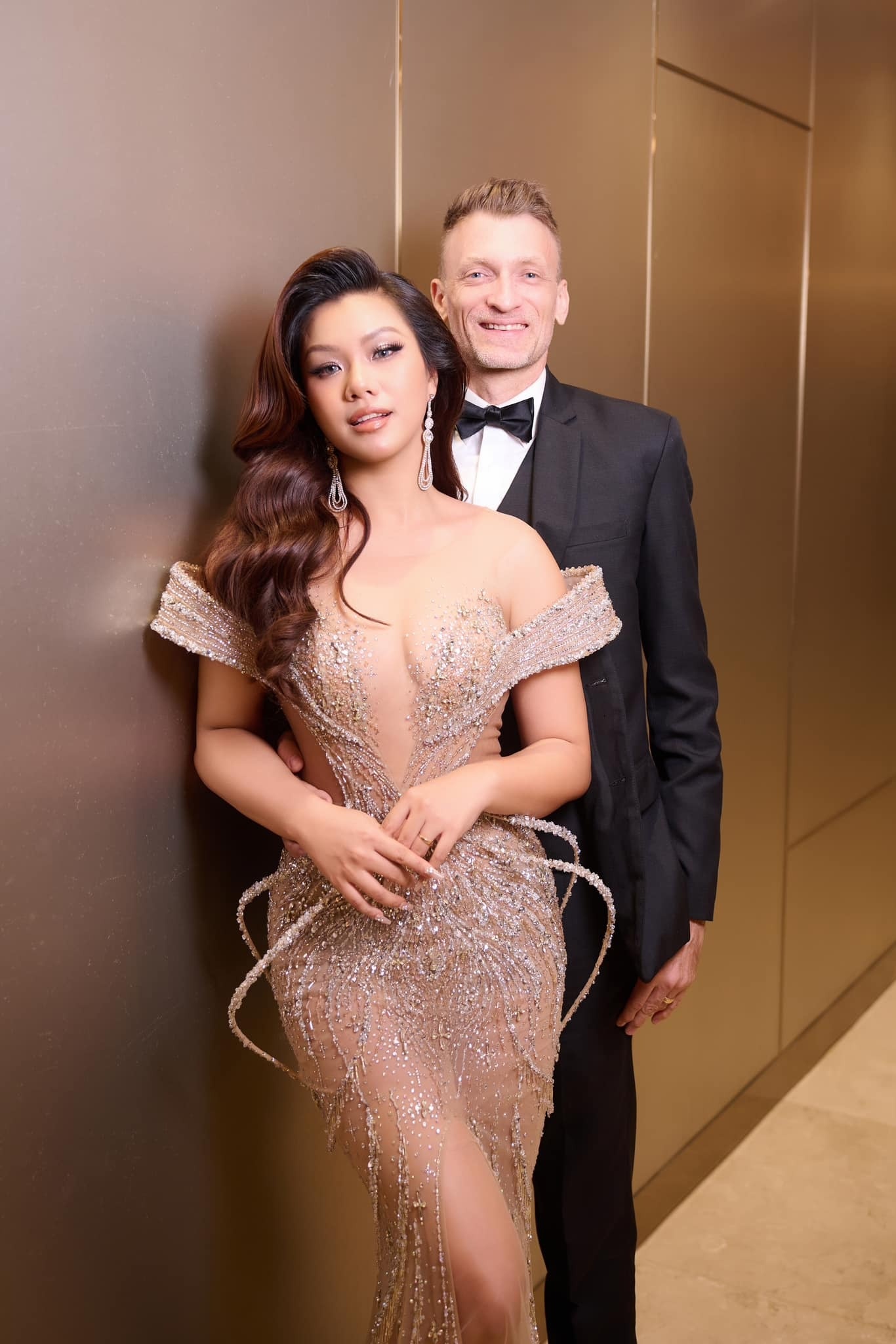 Sau 10 năm cưới, chồng Phương Vy mặc đầm giả gái gây sốc nặng- Ảnh 2. Sau 10 năm cưới, chồng Phương Vy mặc đầm giả gái gây sốc nặng- Ảnh 2.