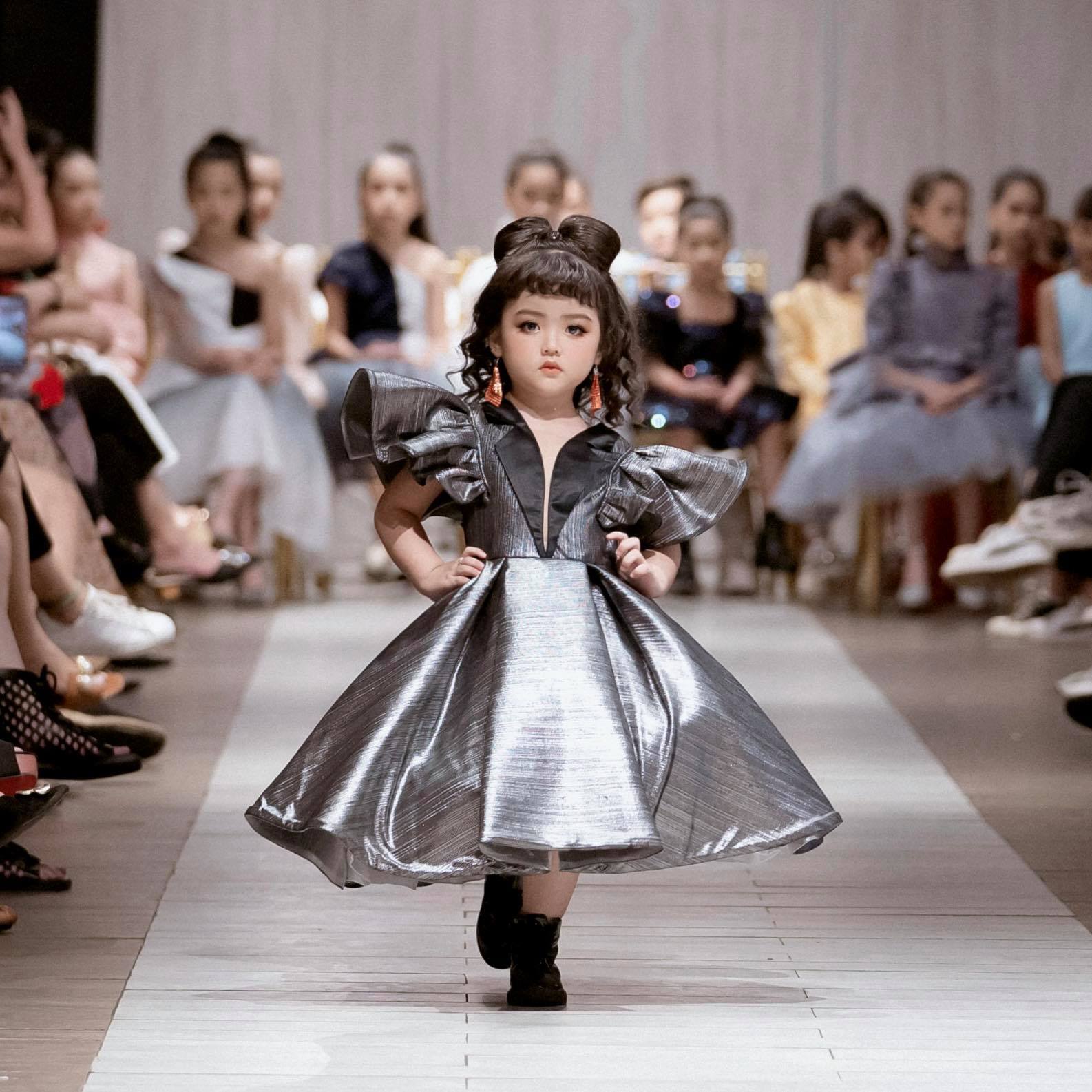 Sao nhí 2017 đắt show nhất Việt Nam hiện tại: Búp bê sống kiếm tiền cực đỉnh, 8 tuổi mua xe xịn quà khủng tặng mẹ- Ảnh 8.