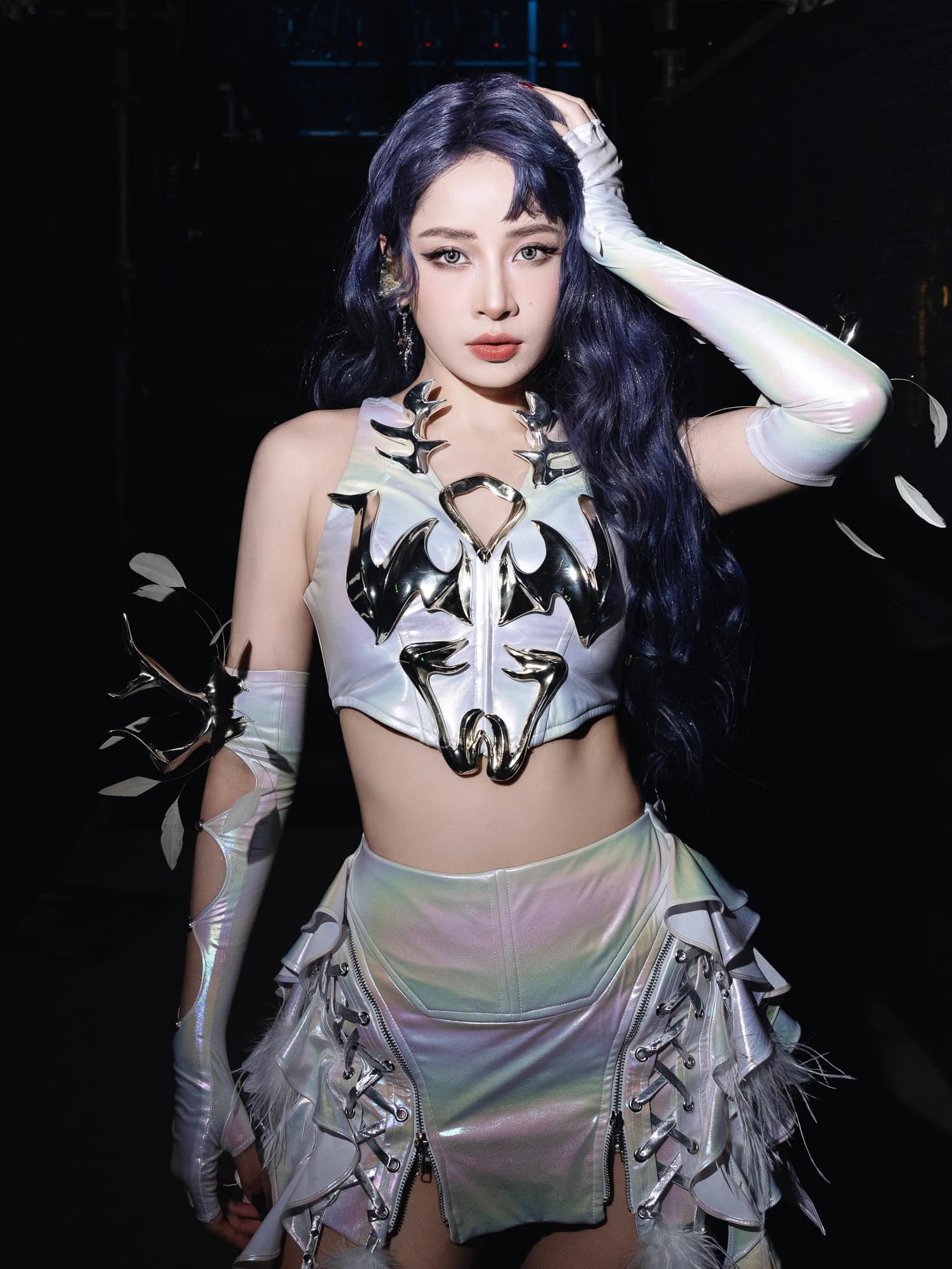 Chi Pu nhăn mặt khi bị fan tóm lại giữa đường, chuyện gì đây?- Ảnh 5.