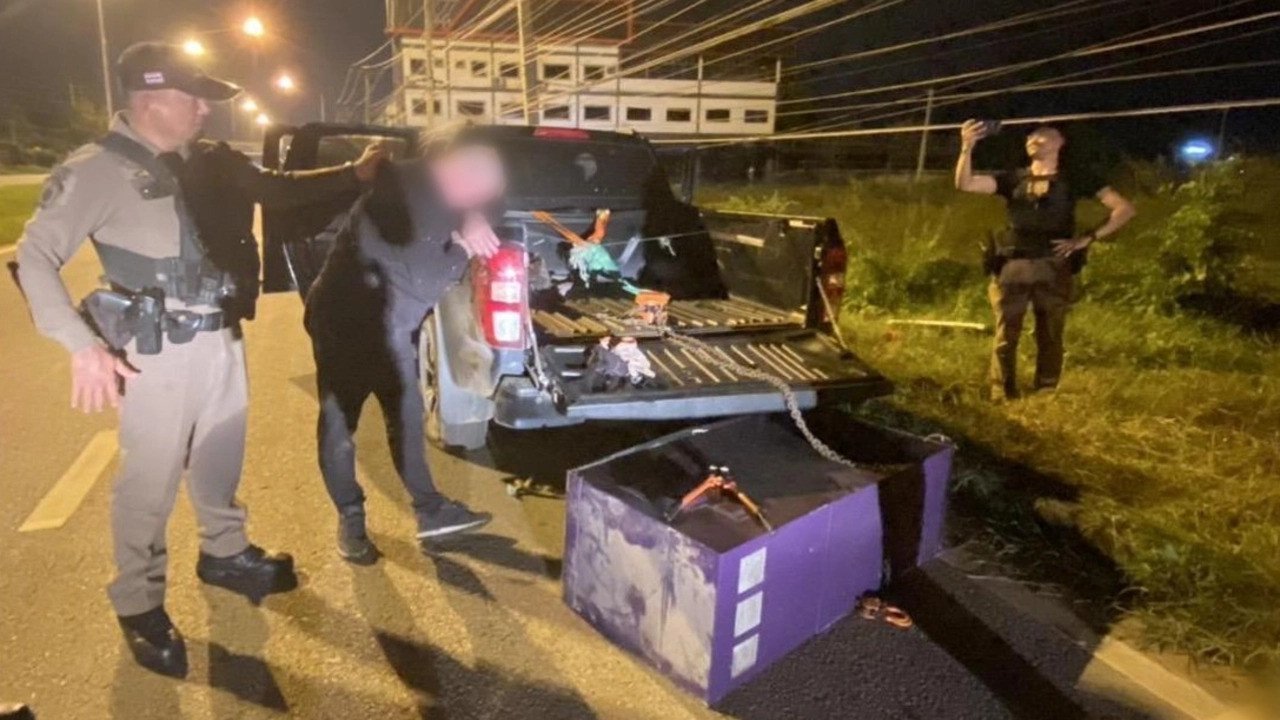 Cãi nhau với vợ chuyện tiền bạc, chồng lái xe ra đường 'nhổ' trộm cây ATM - 1