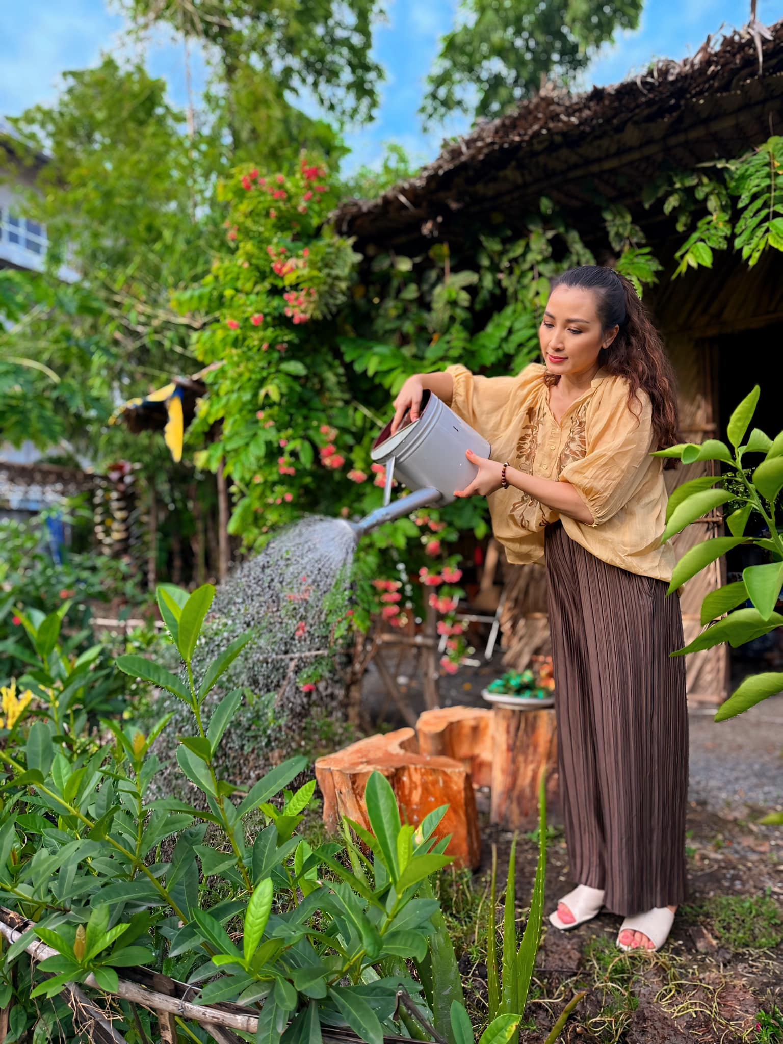 Nữ nghệ sĩ là hoa hậu màn ảnh Việt hiếm hoi công khai chồng, sống hạnh phúc dù