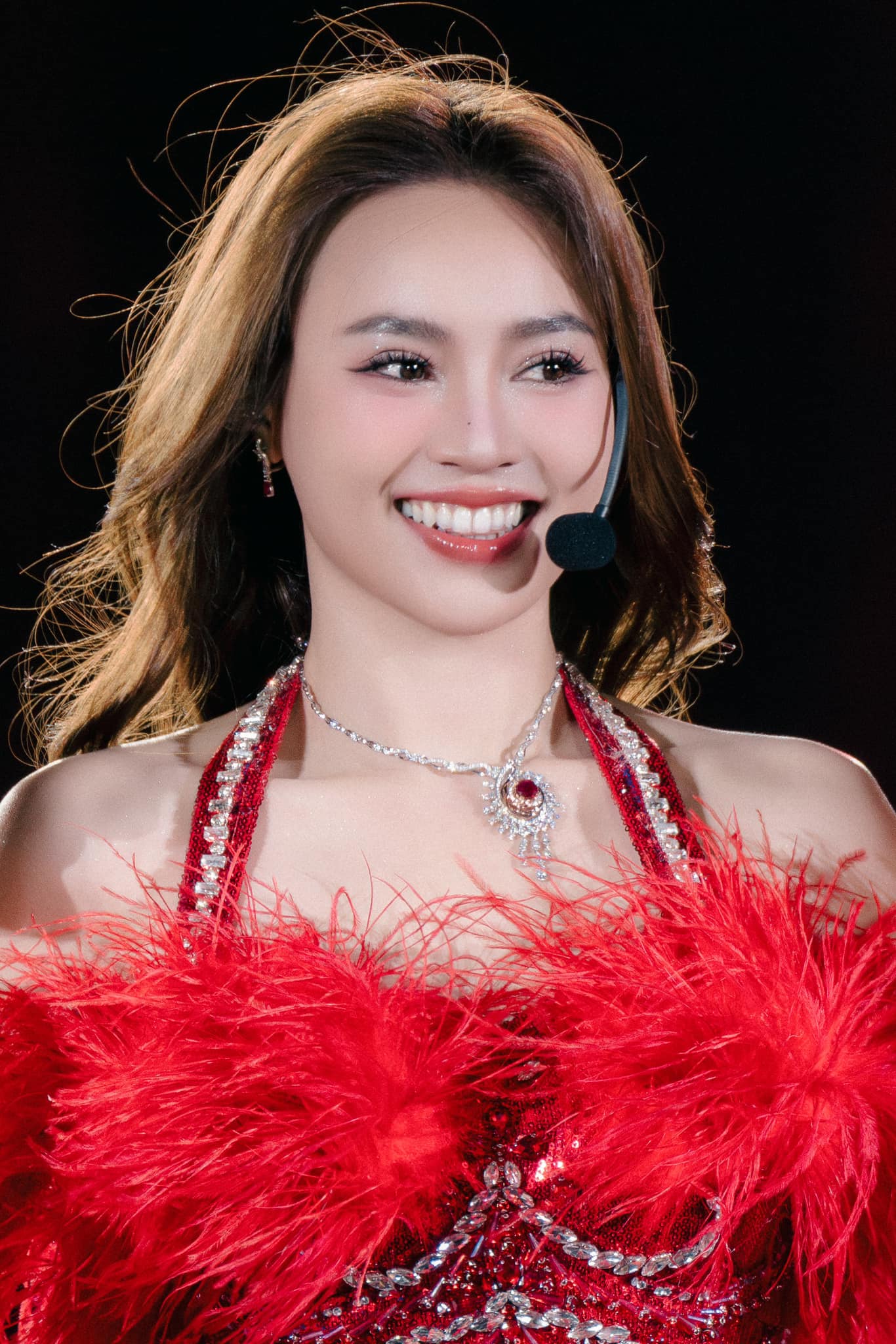 Ninh Dương Lan Ngọc hở bạo với bikini cắt xẻ cực cháy, vòng 1 lấp ló