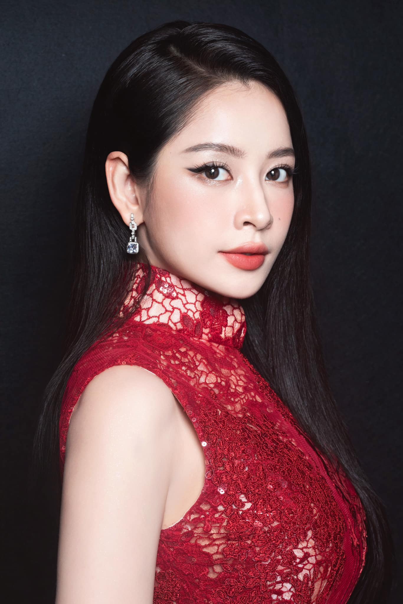 Chi Pu nhăn mặt khi bị fan tóm lại giữa đường, chuyện gì đây?- Ảnh 4.