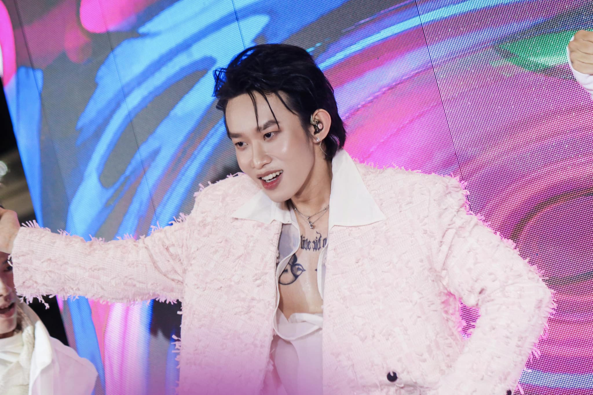 Sao nam Vbiz và tiểu thư gia thế khủng nghi hẹn hò bí mật: Gây tranh cãi bởi hình xăm đôi và