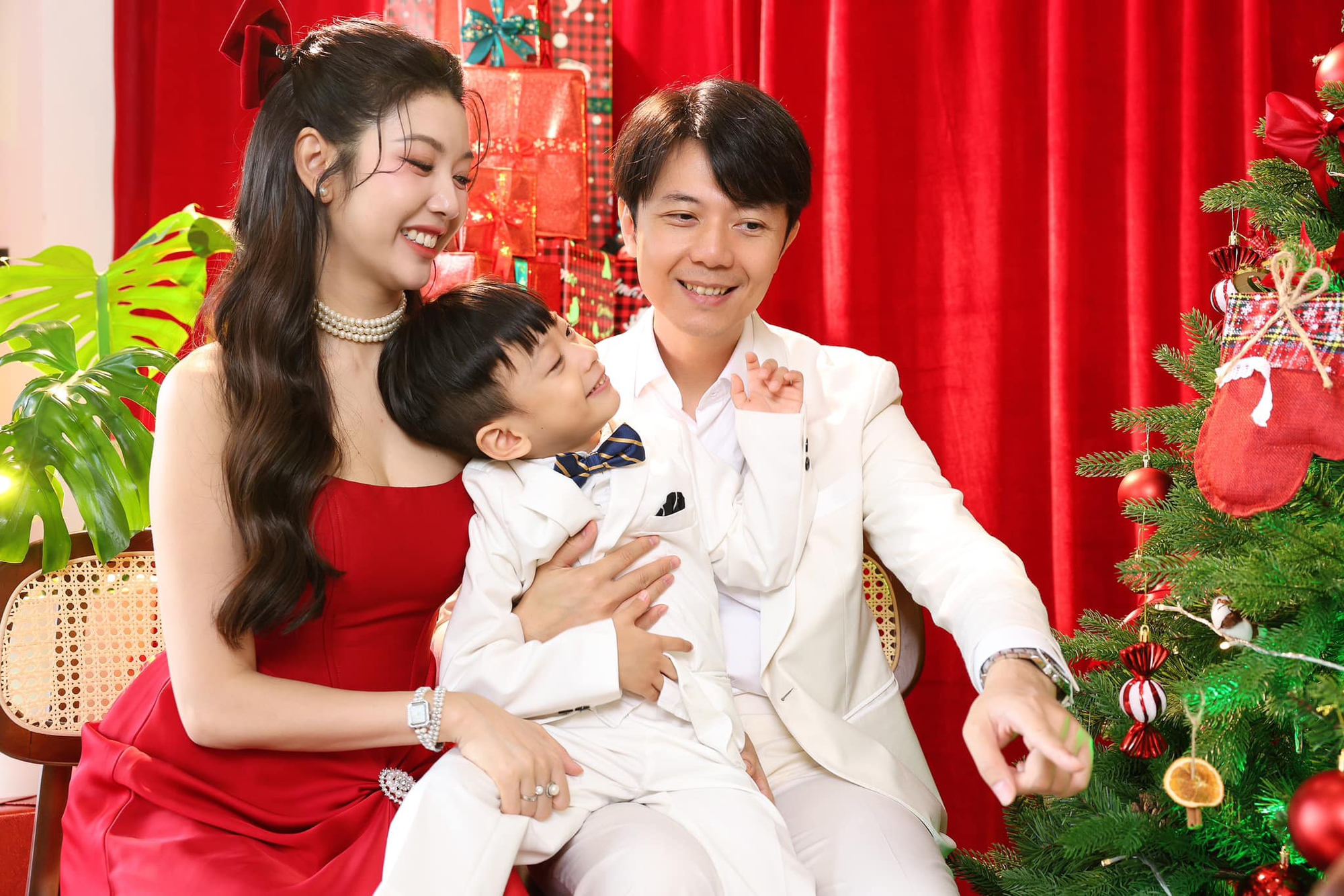 Nhóc tỳ Vbiz gia thế khủng: Họ nội toàn giáo sư và nhà văn hoá lớn, mẹ có học thức đáng gờm- Ảnh 8. Nhóc tỳ Vbiz gia thế khủng: Họ nội toàn giáo sư và nhà văn hoá lớn, mẹ có học thức đáng gờm- Ảnh 8.