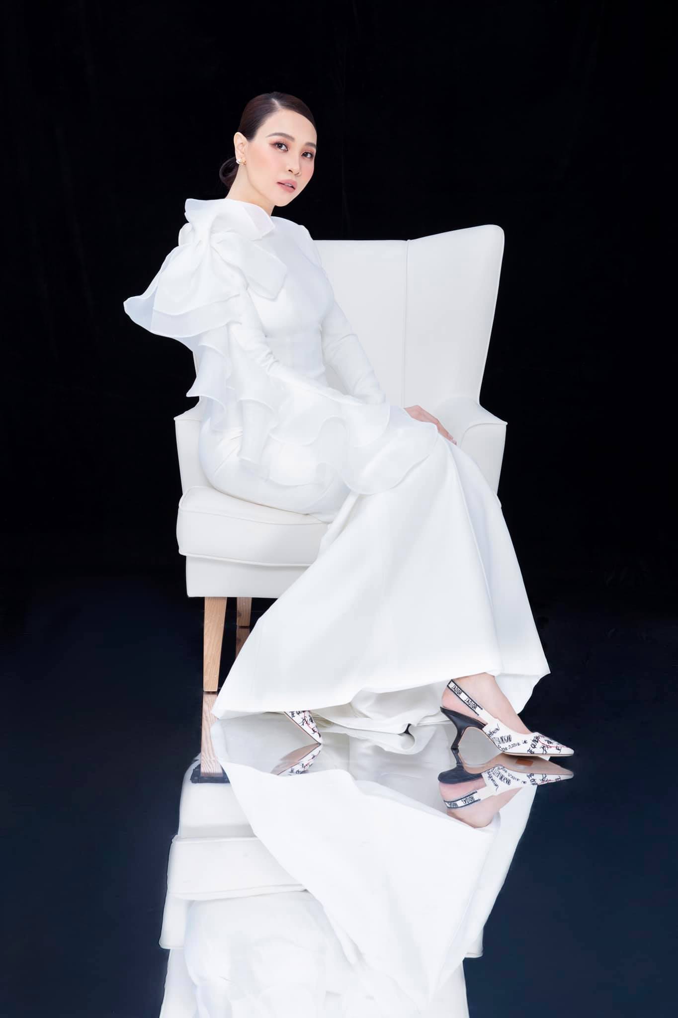 Người đẹp Vbiz làm dâu “gia tộc phố núi” giàu sang: Sống nhẹ nhàng, kín tiếng để vun vén tổ ấm, khéo nhất là cách cư xử với con riêng của chồng- Ảnh 2.