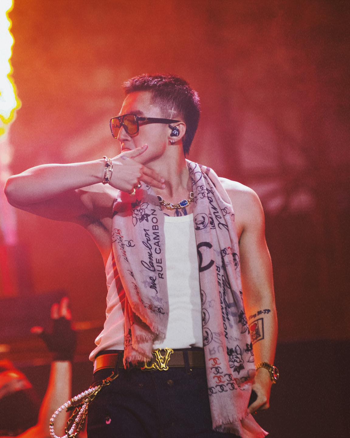 Hot nhất MXH: Sơn Tùng ôm chặt fan nữ nhưng mặt như sắp khóc tới nơi- Ảnh 2. Hot nhất MXH: Sơn Tùng ôm chặt fan nữ nhưng mặt như sắp khóc tới nơi- Ảnh 2.