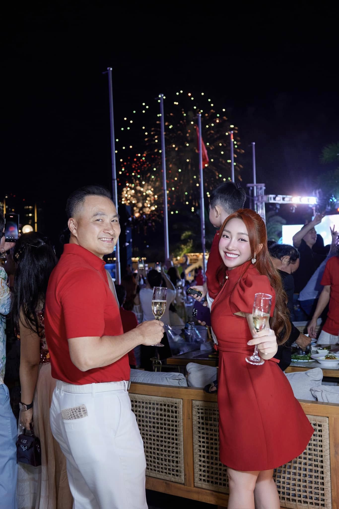 Sao nam Vbiz 12 giờ đêm vẫn gọi vợ ra làm 1 việc, soi clip cận cảnh mới gây bất ngờ- Ảnh 9. Sao nam Vbiz 12 giờ đêm vẫn gọi vợ ra làm 1 việc, soi clip cận cảnh mới gây bất ngờ- Ảnh 9.