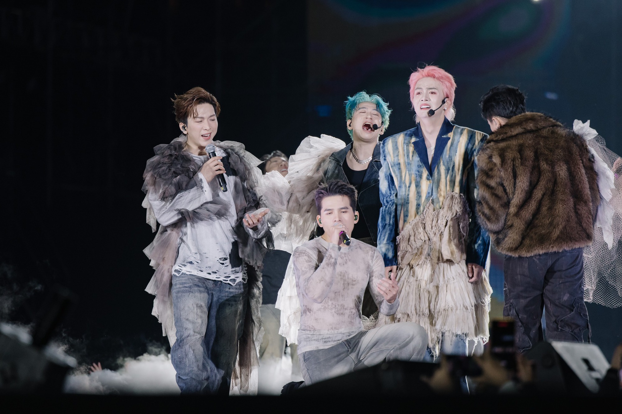 2025 dừng sản xuất Anh Trai Chông Gai và Chị Đẹp Đạp Gió, 2