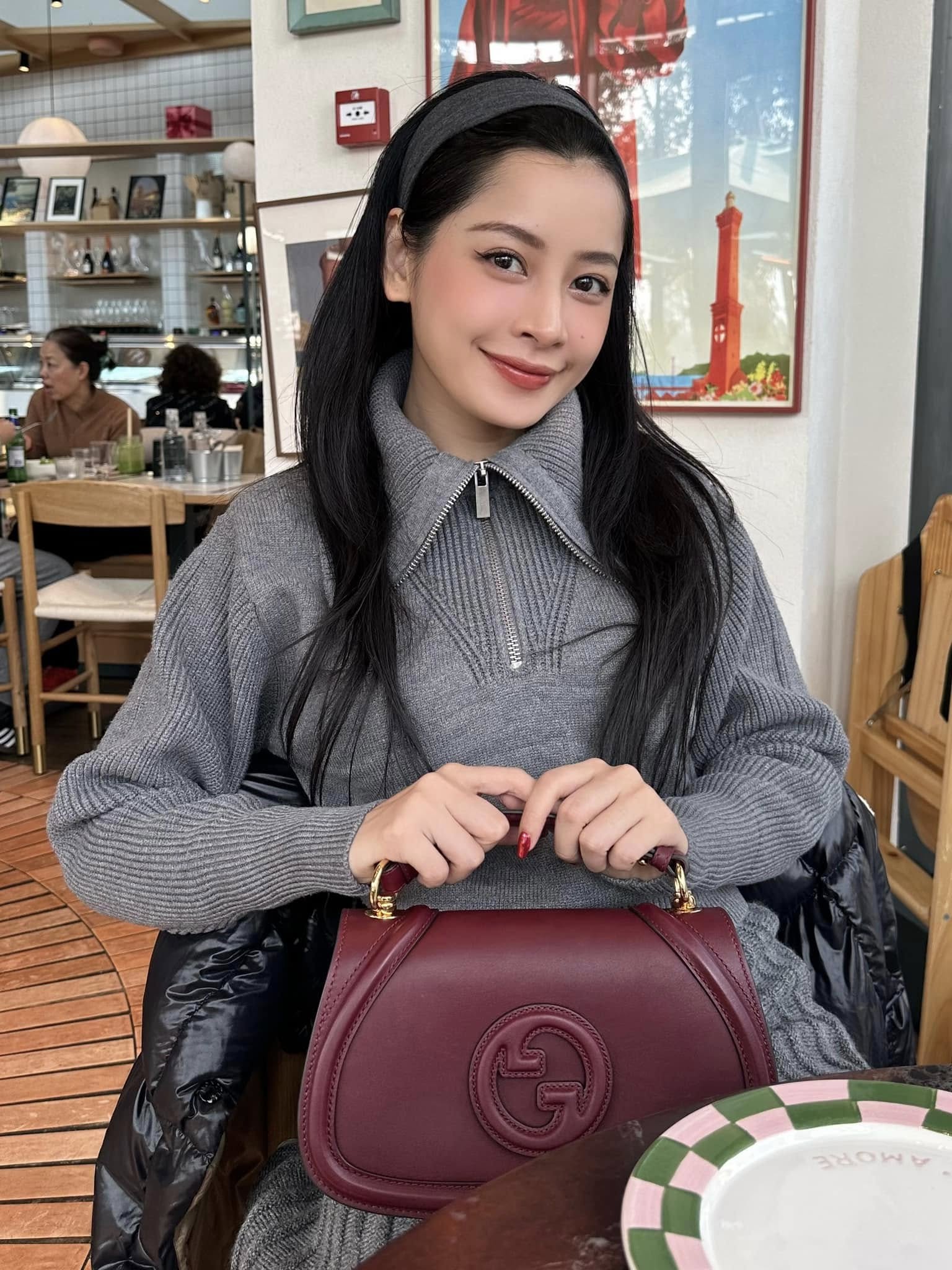 Chi Pu nhăn mặt khi bị fan tóm lại giữa đường, chuyện gì đây?- Ảnh 6.